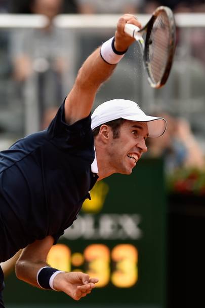 Mikhail Kukushkin serve la palla ad Andy Murray (Getty Images)